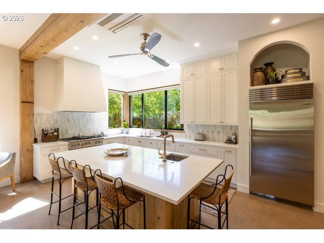 570 TOMS Dr, Hood River, OR 97031