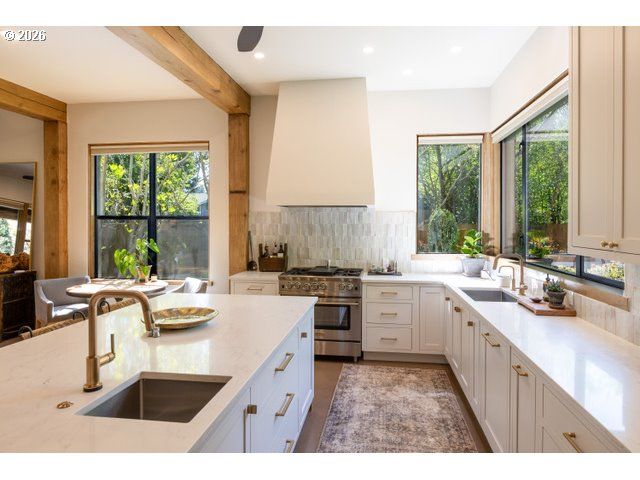 570 TOMS Dr, Hood River, OR 97031