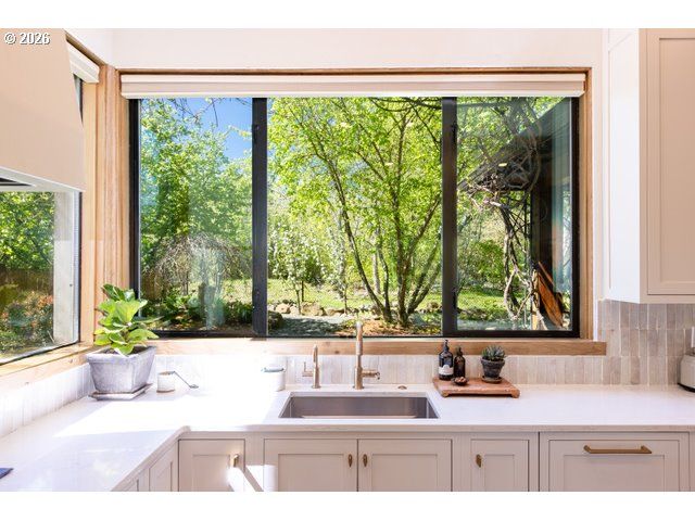 570 TOMS Dr, Hood River, OR 97031