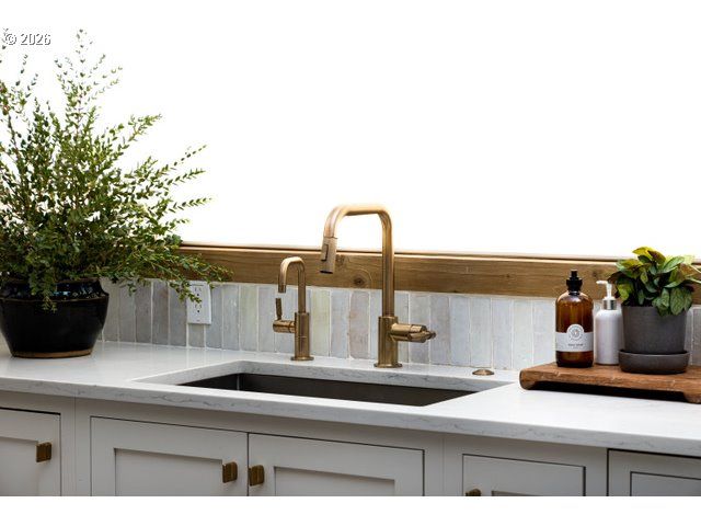 570 TOMS Dr, Hood River, OR 97031