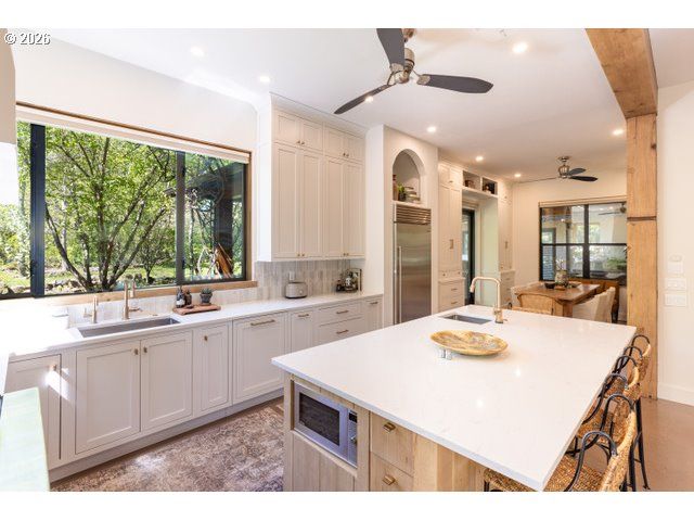 570 TOMS Dr, Hood River, OR 97031