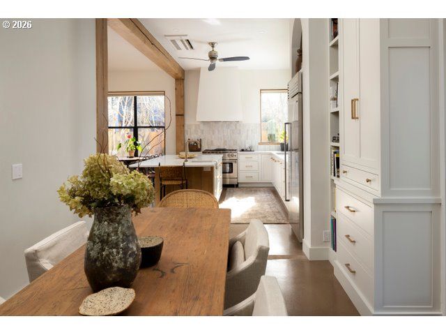 570 TOMS Dr, Hood River, OR 97031