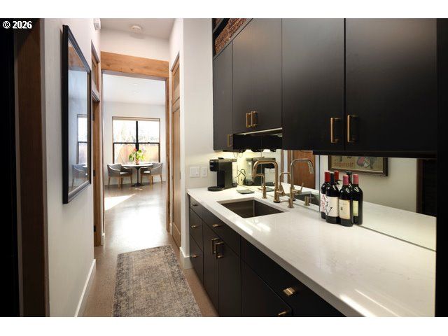 570 TOMS Dr, Hood River, OR 97031