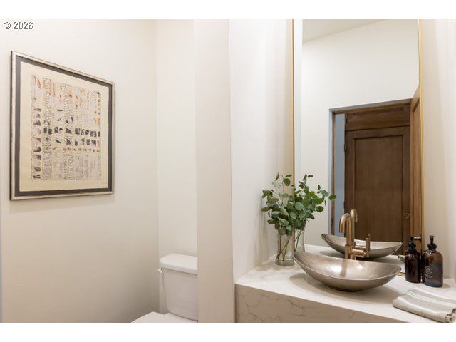 570 TOMS Dr, Hood River, OR 97031