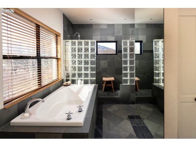 570 TOMS Dr, Hood River, OR 97031