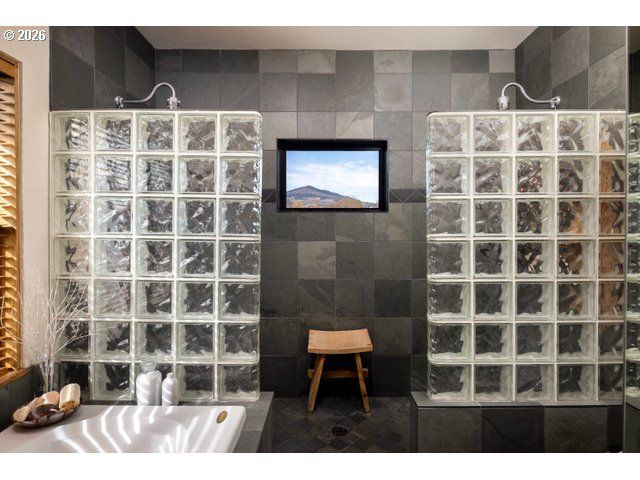 570 TOMS Dr, Hood River, OR 97031