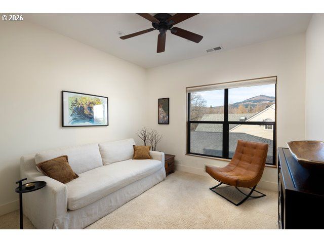 570 TOMS Dr, Hood River, OR 97031