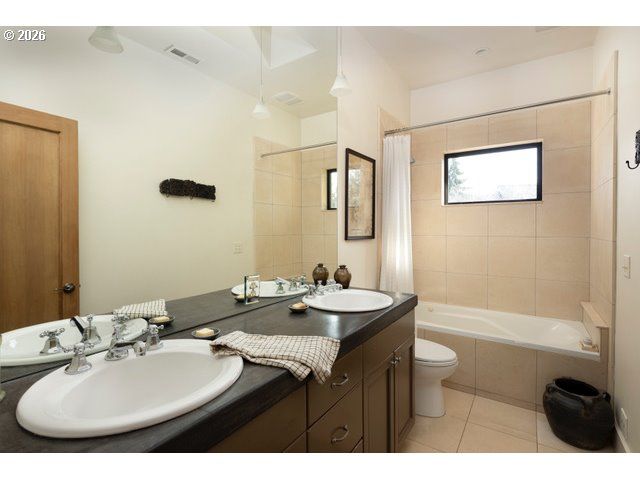 570 TOMS Dr, Hood River, OR 97031