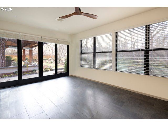 570 TOMS Dr, Hood River, OR 97031