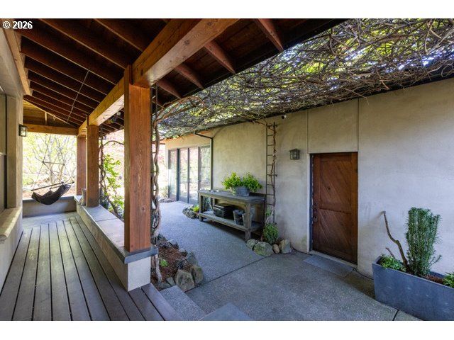 570 TOMS Dr, Hood River, OR 97031