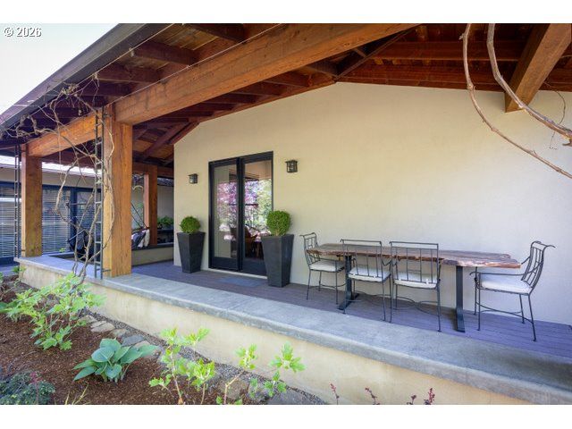 570 TOMS Dr, Hood River, OR 97031