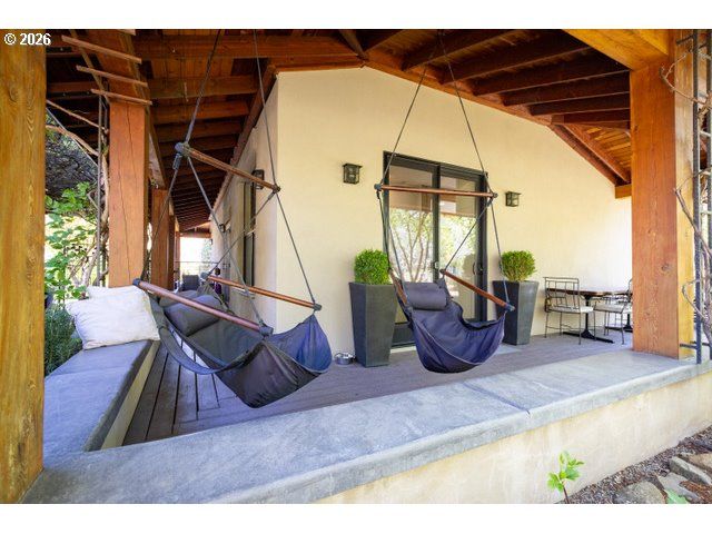 570 TOMS Dr, Hood River, OR 97031