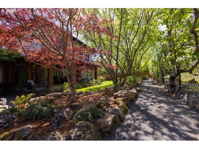 570 TOMS Dr, Hood River, OR 97031