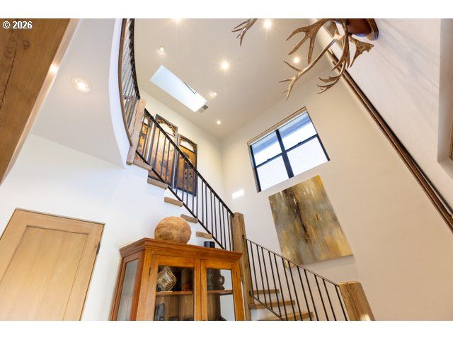 570 TOMS Dr, Hood River, OR 97031