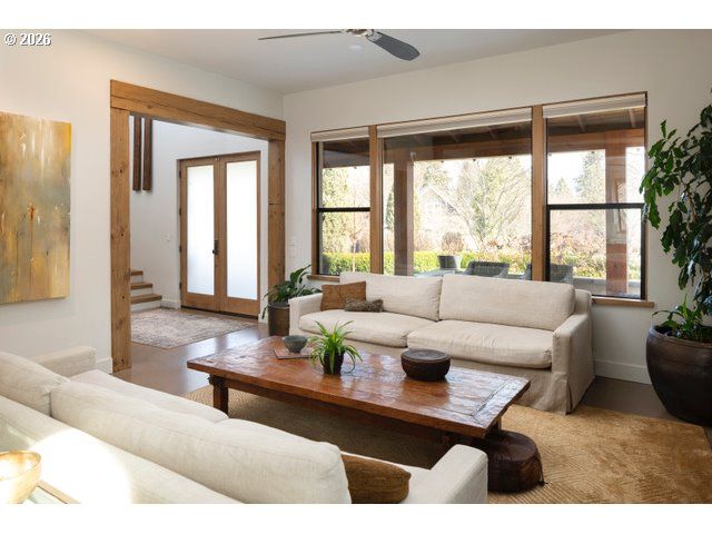 570 TOMS Dr, Hood River, OR 97031