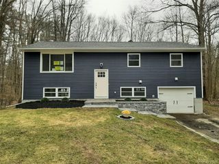 38 Pine Woods Road, Hyde Park, NY 12538