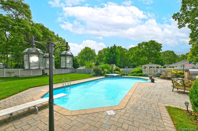 1019 Old Medford Avenue, Farmingville, NY 11738