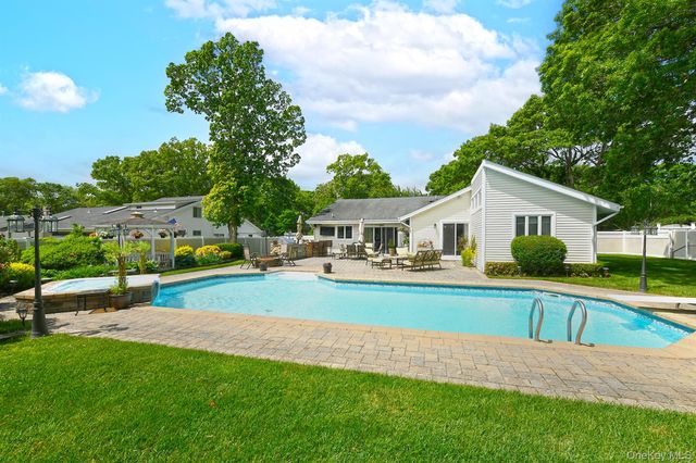 1019 Old Medford Avenue, Farmingville, NY 11738