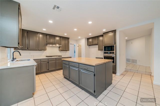2674 La Morada, Rialto, CA 92377