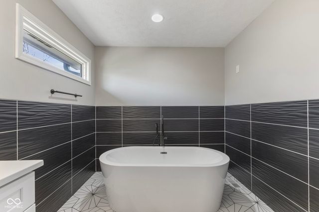 8815 Fathom Crest, Indianapolis, IN 46256