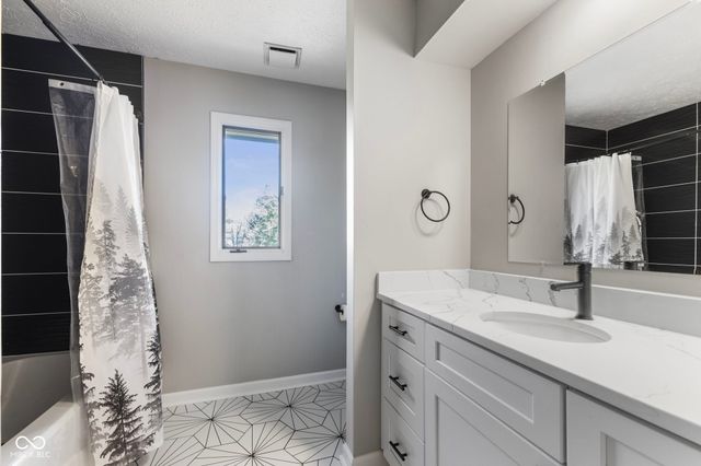 8815 Fathom Crest, Indianapolis, IN 46256