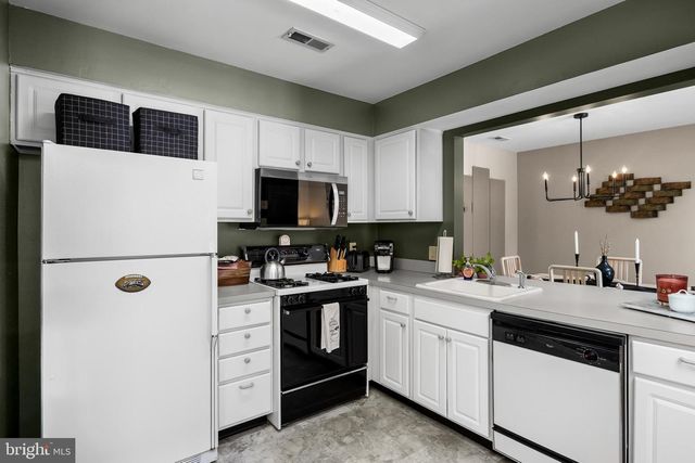 606-B SAXONY DR, Mount Laurel, NJ 08054