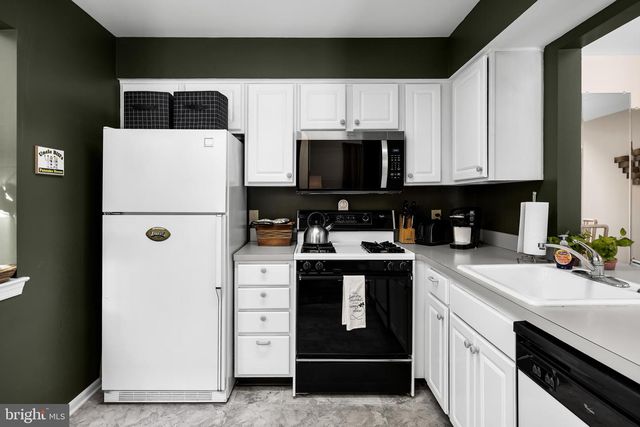 606-B SAXONY DR, Mount Laurel, NJ 08054