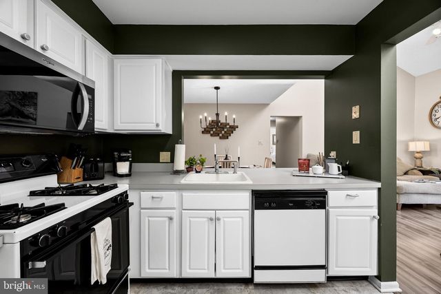 606-B SAXONY DR, Mount Laurel, NJ 08054