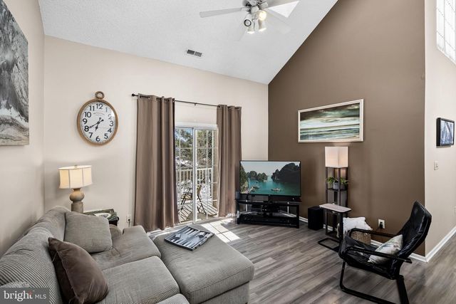 606-B SAXONY DR, Mount Laurel, NJ 08054