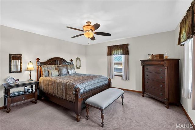 10027 Lackland Road, St Louis, MO 63114