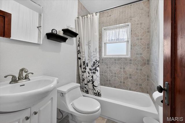 10027 Lackland Road, St Louis, MO 63114