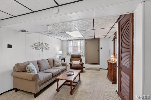 10027 Lackland Road, St Louis, MO 63114