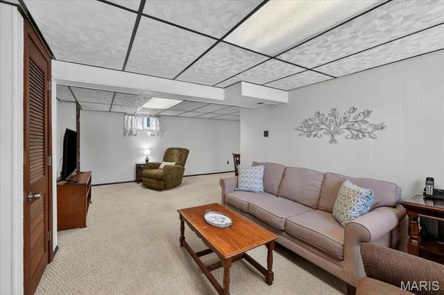 10027 Lackland Road, St Louis, MO 63114