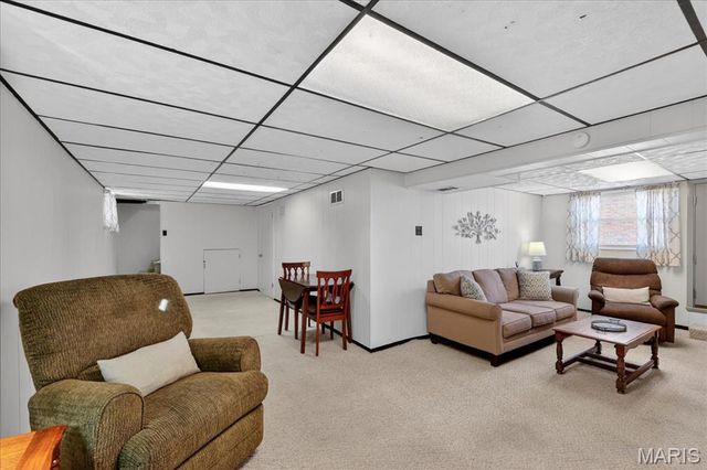 10027 Lackland Road, St Louis, MO 63114