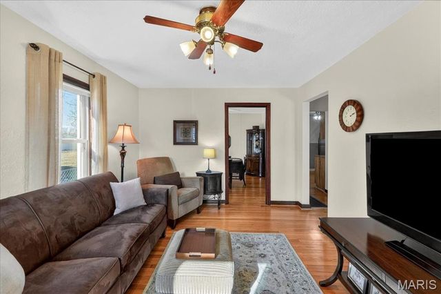 10027 Lackland Road, St Louis, MO 63114