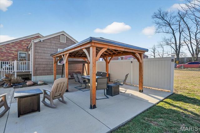 10027 Lackland Road, St Louis, MO 63114