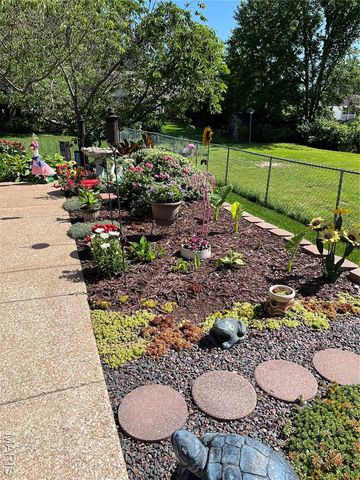 10027 Lackland Road, St Louis, MO 63114