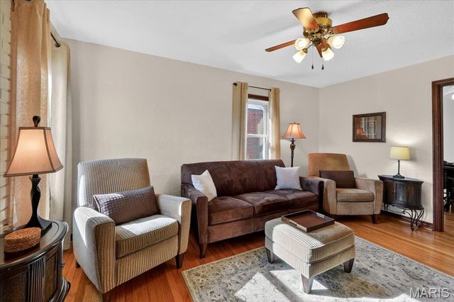 10027 Lackland Road, St Louis, MO 63114