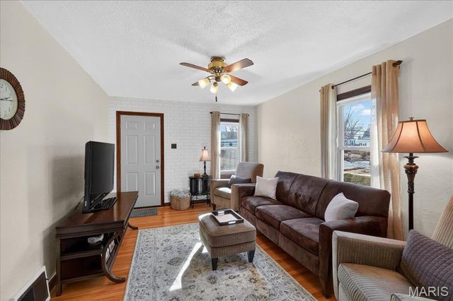 10027 Lackland Road, St Louis, MO 63114