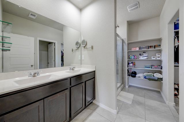 10658 Valedon Lane SW, Albuquerque, NM 87121