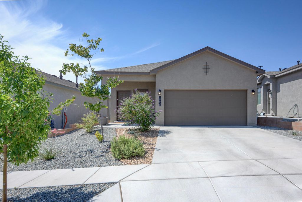 Image 1 of property listing at 10658 Valedon Lane SW, Albuquerque, NM 87121