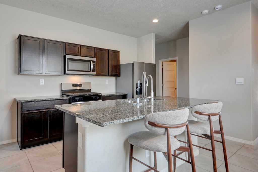 Image 11 of property listing at 10658 Valedon Lane SW, Albuquerque, NM 87121