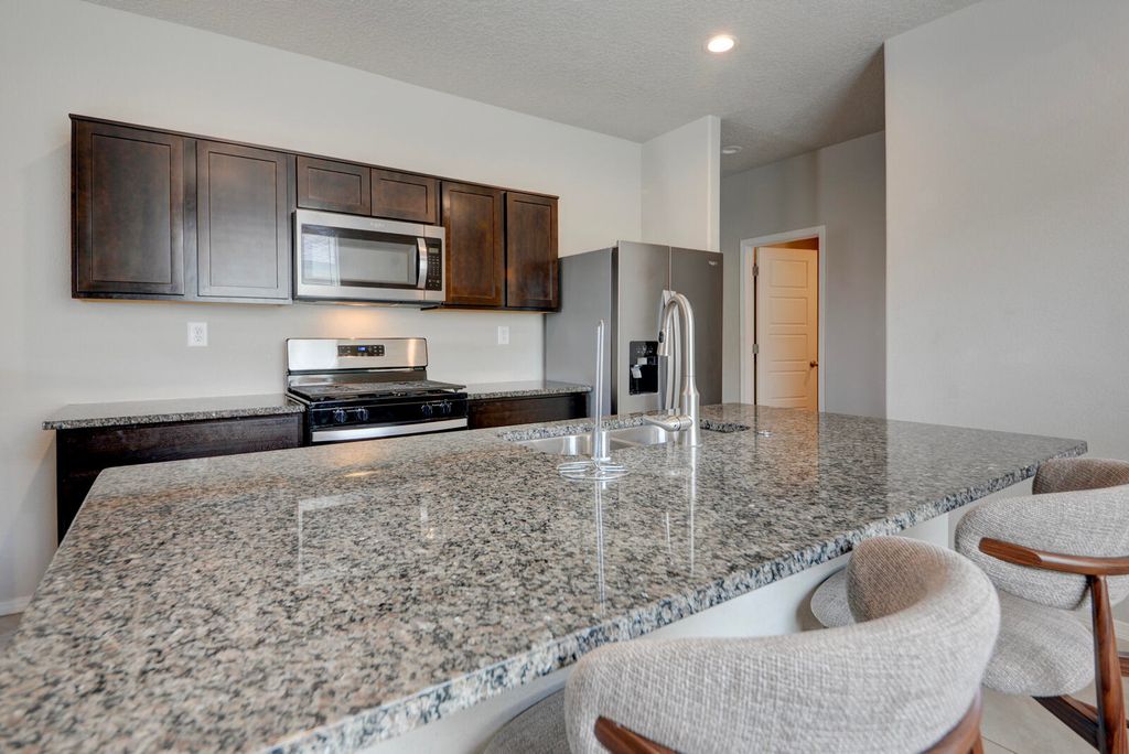 Image 12 of property listing at 10658 Valedon Lane SW, Albuquerque, NM 87121