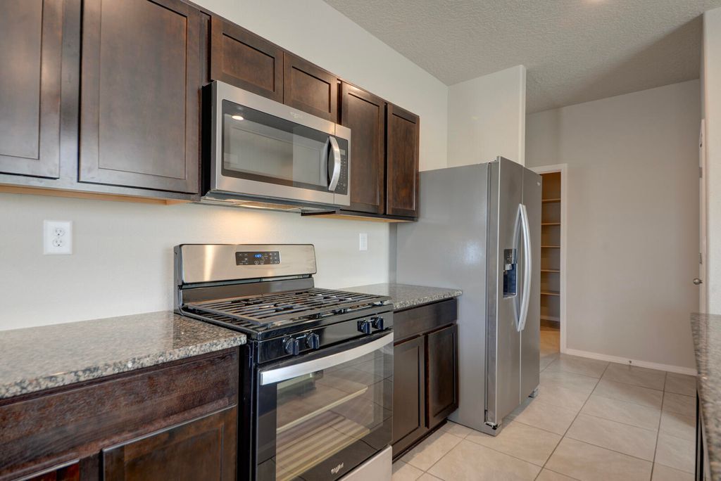 Image 14 of property listing at 10658 Valedon Lane SW, Albuquerque, NM 87121