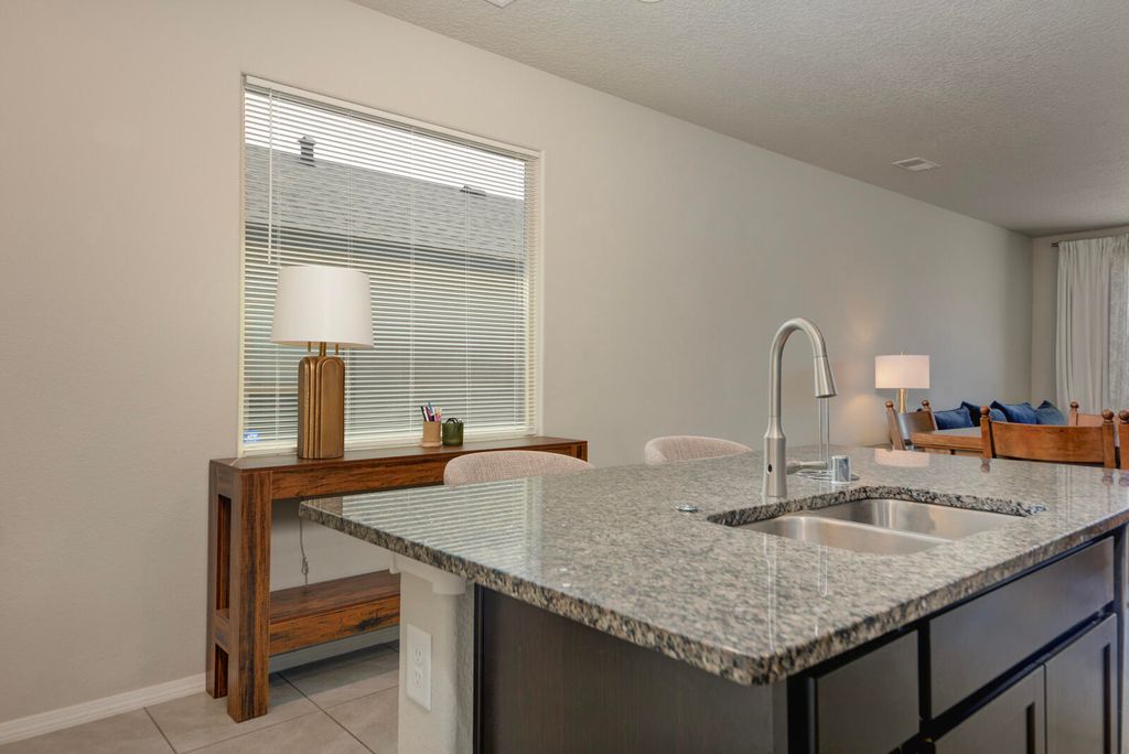Image 15 of property listing at 10658 Valedon Lane SW, Albuquerque, NM 87121