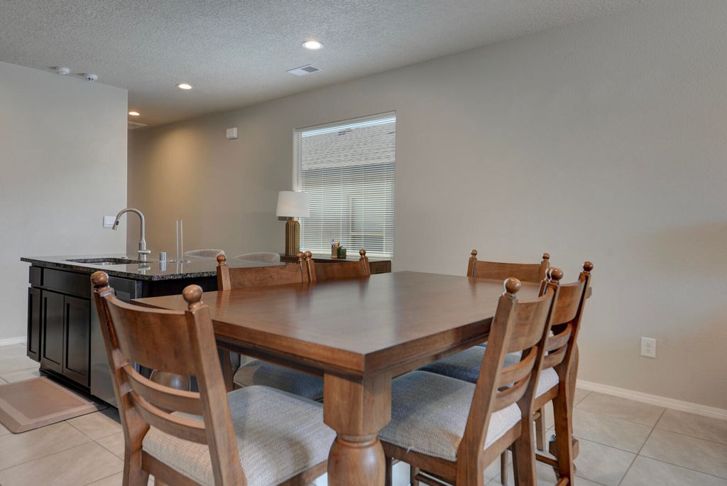 Image 16 of property listing at 10658 Valedon Lane SW, Albuquerque, NM 87121