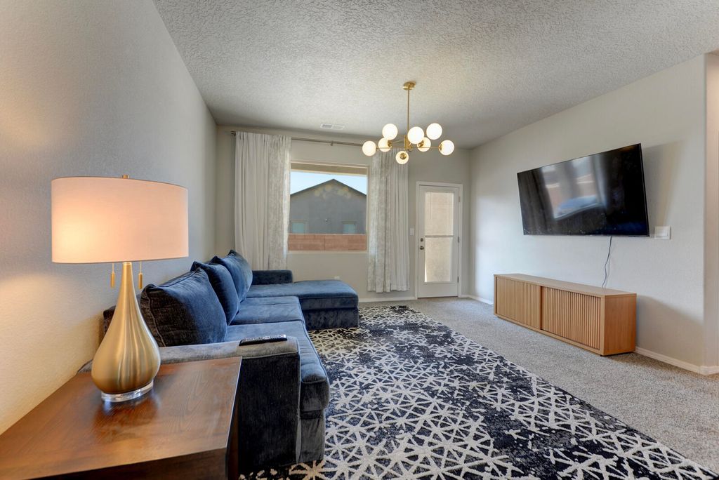 Image 19 of property listing at 10658 Valedon Lane SW, Albuquerque, NM 87121
