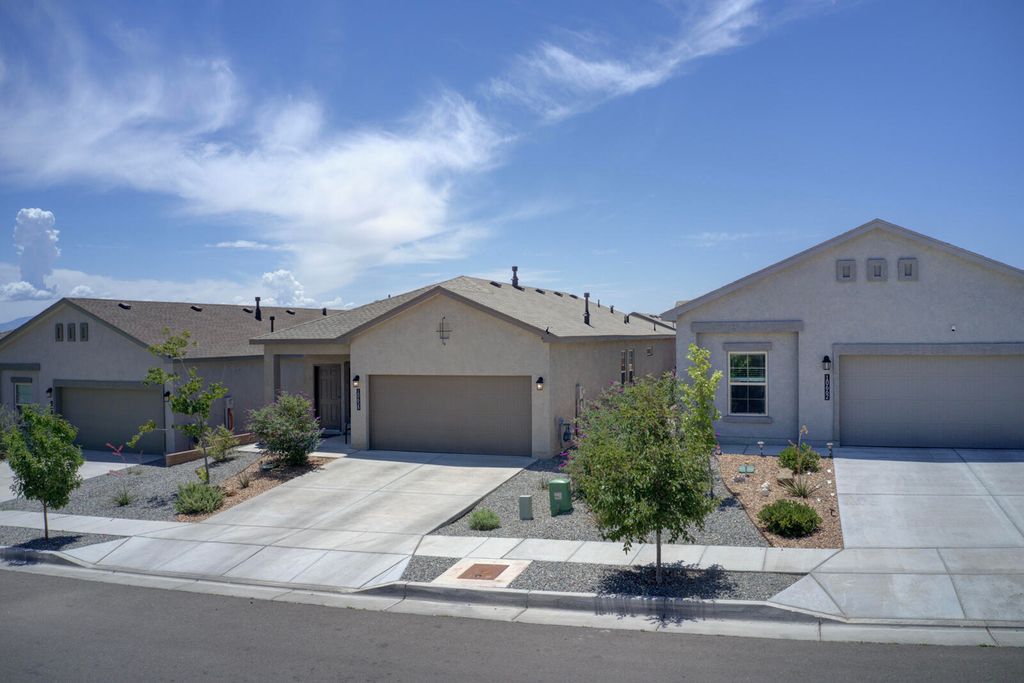 Image 2 of property listing at 10658 Valedon Lane SW, Albuquerque, NM 87121