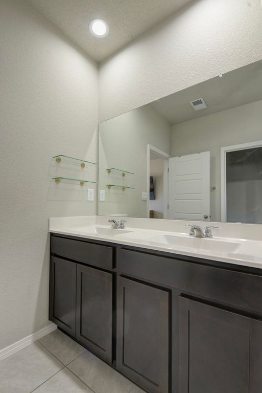 Image 28 of property listing at 10658 Valedon Lane SW, Albuquerque, NM 87121