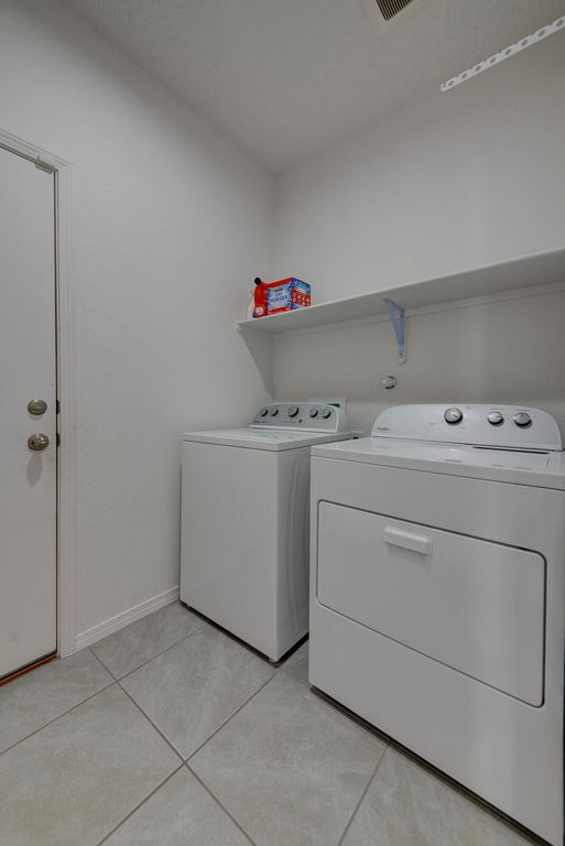 Image 29 of property listing at 10658 Valedon Lane SW, Albuquerque, NM 87121